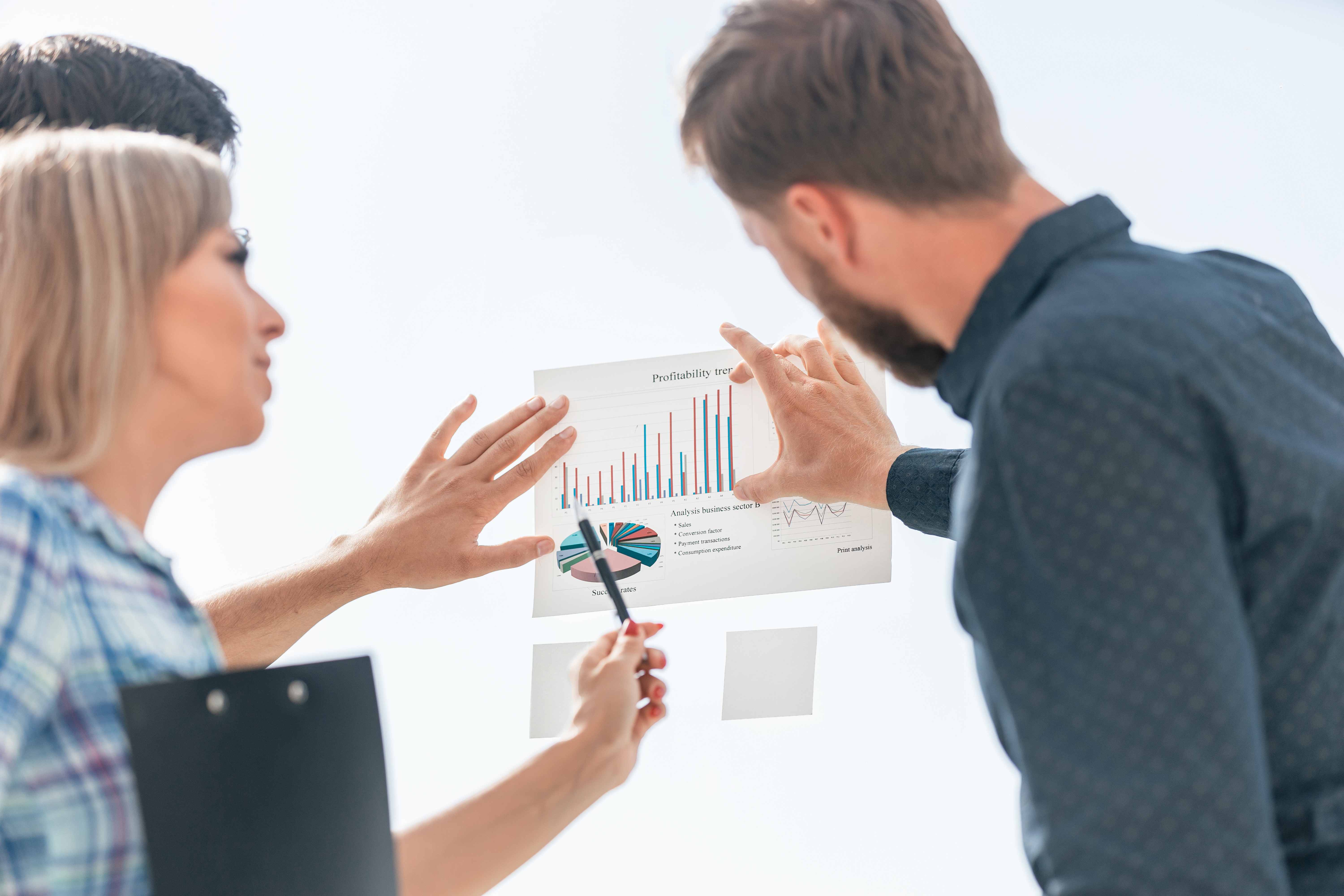 Анализ конкурентов: как использовать данные для улучшения кампаний